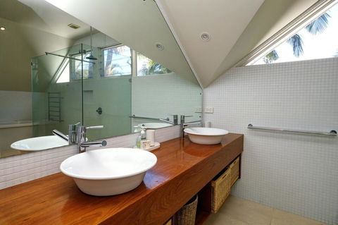 THE BEACH HOUSE - Sunshine Coast Guide 0