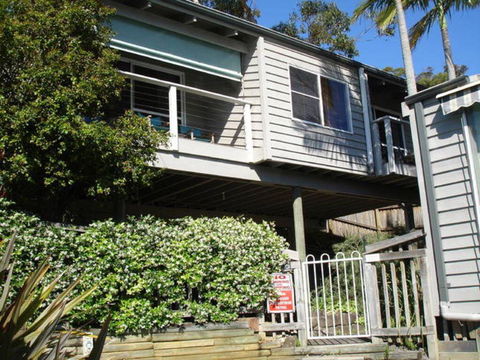 The Beach Hut Avoca Beach NSW - Sunshine Coast Guide 0