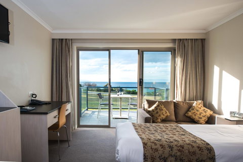 Beachfront Bicheno - Sunshine Coast Guide 15
