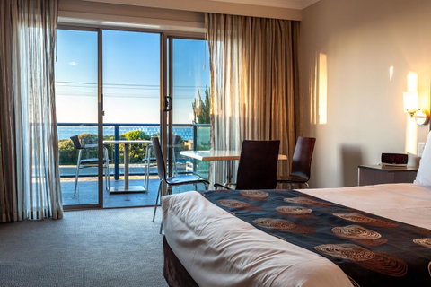 Beachfront Bicheno - Sunshine Coast Guide 6