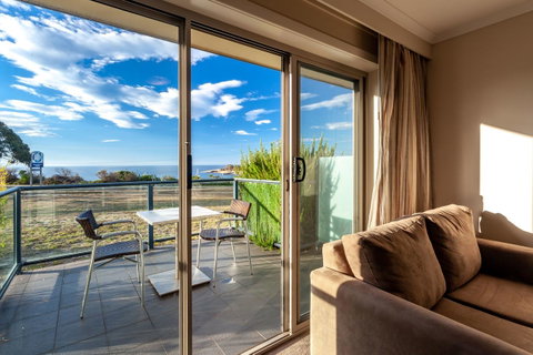 Beachfront Bicheno - Sunshine Coast Guide 18
