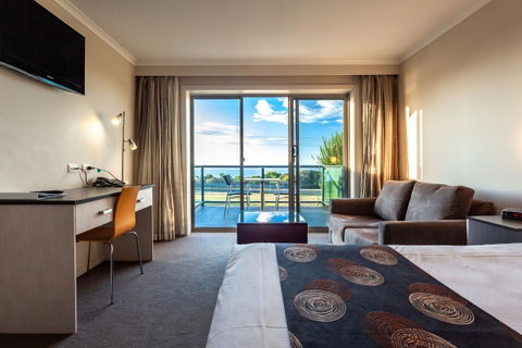 Beachfront Bicheno - Sunshine Coast Guide 0
