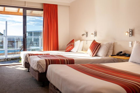 Beachfront Bicheno - Sunshine Coast Guide 2