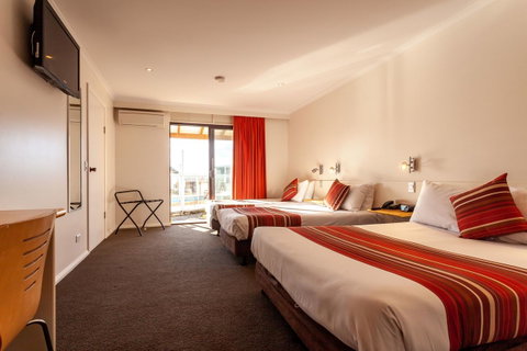 Beachfront Bicheno - Sunshine Coast Guide 26