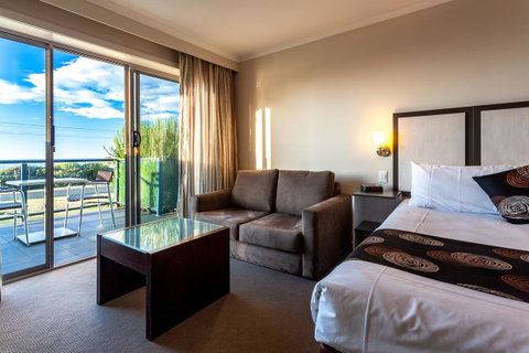 Beachfront Bicheno - Sunshine Coast Guide 17