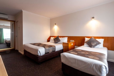 Beachfront Bicheno - Sunshine Coast Guide 11