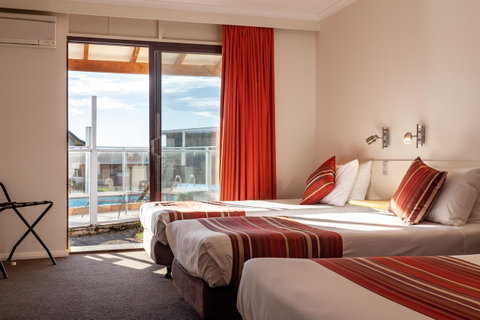 Beachfront Bicheno - Sunshine Coast Guide 1