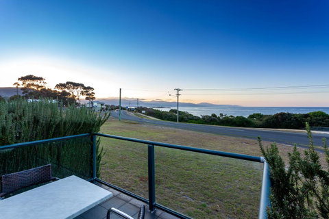 Beachfront Bicheno - Sunshine Coast Guide 10