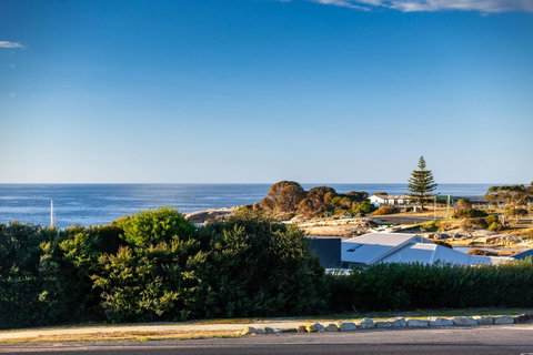 Beachfront Bicheno - Sunshine Coast Guide 22