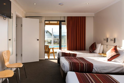 Beachfront Bicheno - Sunshine Coast Guide 30