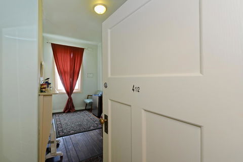 Edinburgh Gallery Bed & Breakfast - Sunshine Coast Guide 26