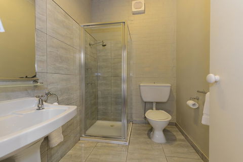 Edinburgh Gallery Bed & Breakfast - Sunshine Coast Guide 15