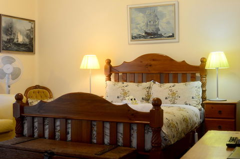 Edinburgh Gallery Bed & Breakfast - Sunshine Coast Guide 43