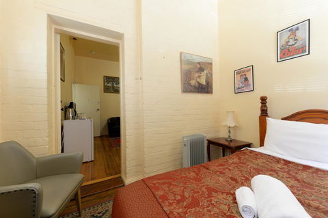 Edinburgh Gallery Bed & Breakfast - Sunshine Coast Guide 13