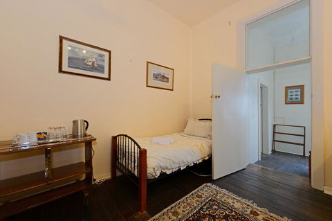 Edinburgh Gallery Bed & Breakfast - Sunshine Coast Guide 40