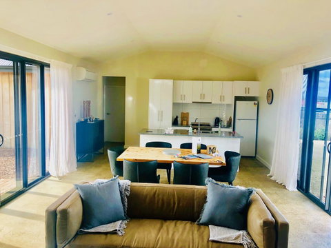 EMBRACING EVANDALE - Hosted By L'Abode Accommodation - Sunshine Coast Guide 2