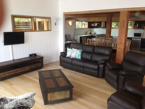 Driftwood Bay Of Fires - Sunshine Coast Guide 14