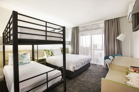 Nightcap At Sandringham Hotel - Sunshine Coast Guide 2