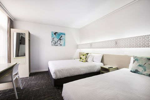 Nightcap At Sandringham Hotel - Sunshine Coast Guide 1