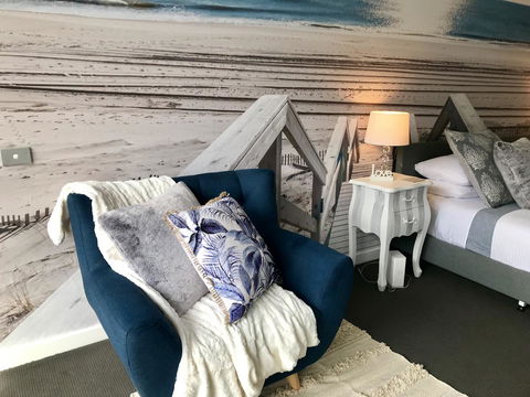 Lorne World - Sunshine Coast Guide 1