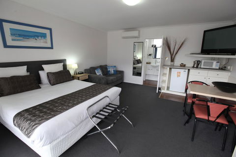 Mornington Motel - Sunshine Coast Guide 7
