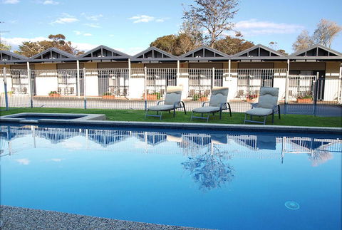 Mornington Motel - Sunshine Coast Guide 0