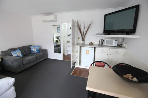 Mornington Motel - Sunshine Coast Guide 21