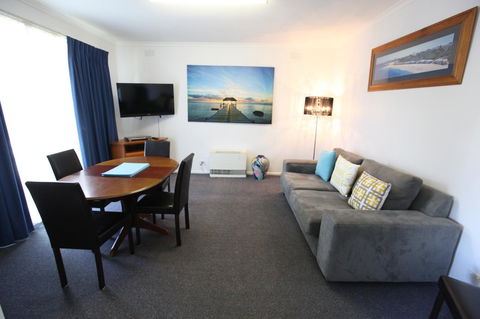 Mornington Motel - Sunshine Coast Guide 19