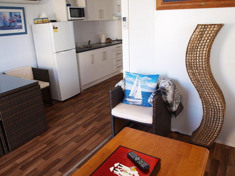 Mornington Motel - Sunshine Coast Guide 25