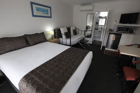 Mornington Motel - Sunshine Coast Guide 1
