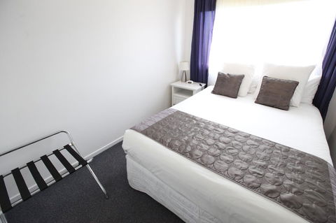 Mornington Motel - Sunshine Coast Guide 27