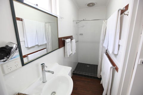 Mornington Motel - Sunshine Coast Guide 6
