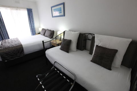 Mornington Motel - Sunshine Coast Guide 18