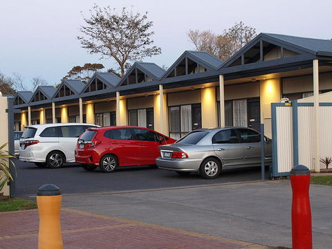 Mornington Motel - Sunshine Coast Guide 32