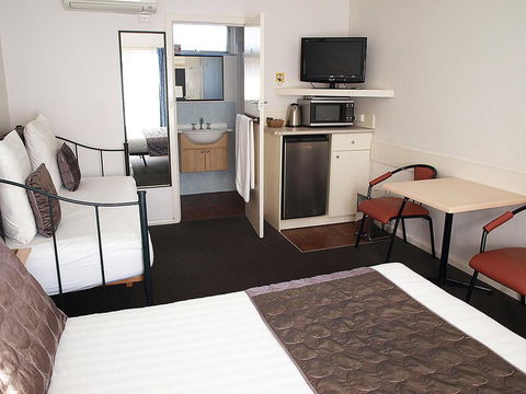 Mornington Motel - Sunshine Coast Guide 37