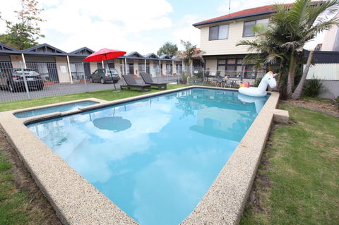 Mornington Motel - Sunshine Coast Guide 9