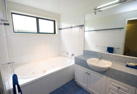 Anchorage Motel & Villas Lorne - Sunshine Coast Guide 12