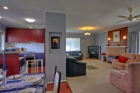 Jacaranda House - Sunshine Coast Guide 2