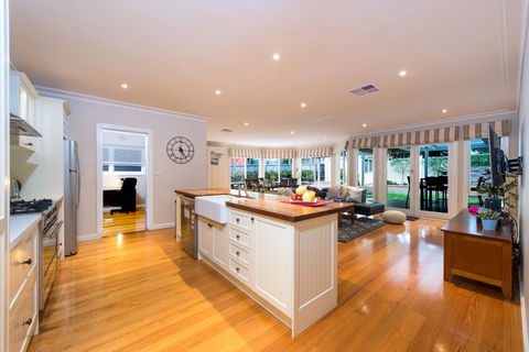 Lovely 5BR Full House In Glen Waverley, Walk To Train, Bus & Shops - Sunshine Coast Guide 3
