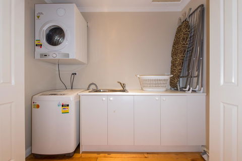 Lovely 5BR Full House In Glen Waverley, Walk To Train, Bus & Shops - Sunshine Coast Guide 12