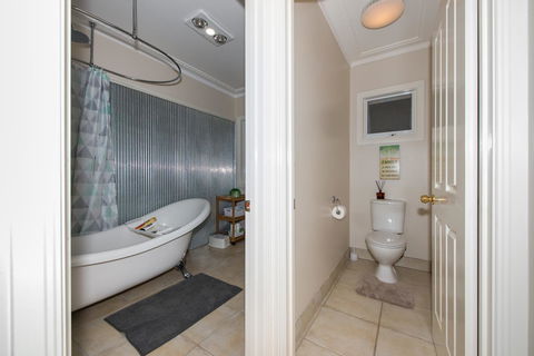 Lovely 5BR Full House In Glen Waverley, Walk To Train, Bus & Shops - Sunshine Coast Guide 11