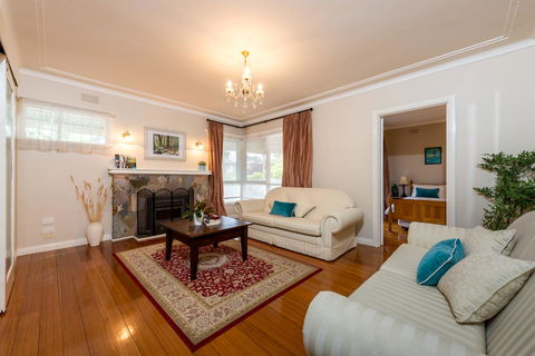 Lovely 5BR Full House In Glen Waverley, Walk To Train, Bus & Shops - Sunshine Coast Guide 14