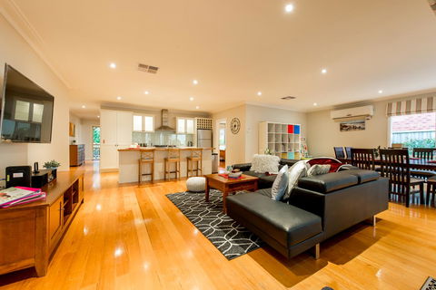 Lovely 5BR Full House In Glen Waverley, Walk To Train, Bus & Shops - Sunshine Coast Guide 1