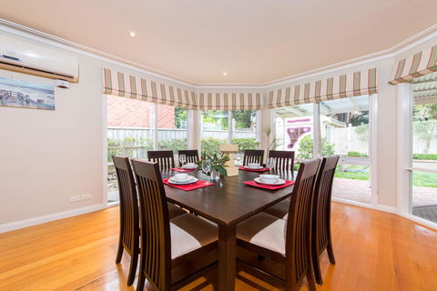 Lovely 5BR Full House In Glen Waverley, Walk To Train, Bus & Shops - Sunshine Coast Guide 4