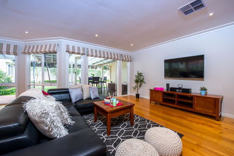 Lovely 5BR Full House In Glen Waverley, Walk To Train, Bus & Shops - Sunshine Coast Guide 15