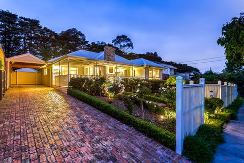 Lovely 5BR Full House In Glen Waverley, Walk To Train, Bus & Shops - Sunshine Coast Guide 0