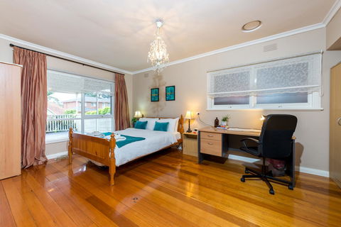 Lovely 5BR Full House In Glen Waverley, Walk To Train, Bus & Shops - Sunshine Coast Guide 10