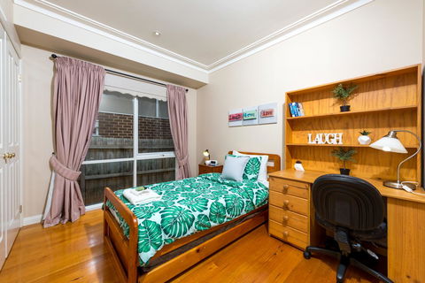 Lovely 5BR Full House In Glen Waverley, Walk To Train, Bus & Shops - Sunshine Coast Guide 8