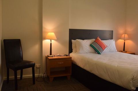 CROWN CENTRAL BUSINESS DISTRICT MOTEL - NO UNDER 18s - Sunshine Coast Guide 33