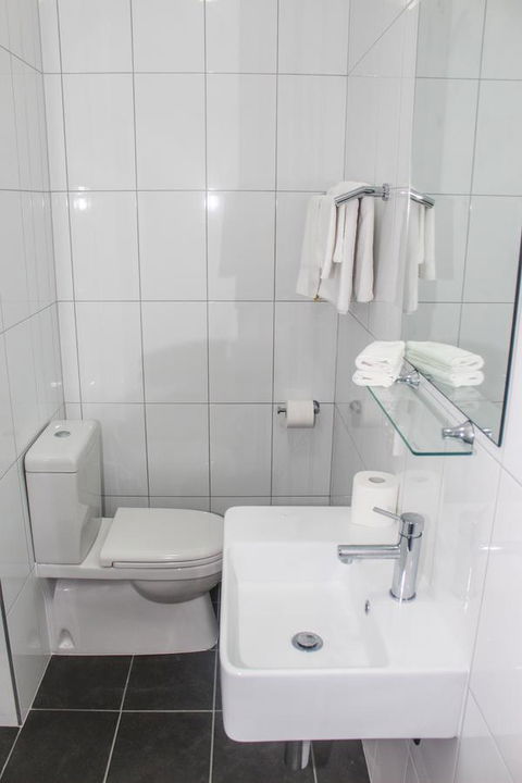 CROWN CENTRAL BUSINESS DISTRICT MOTEL - NO UNDER 18s - Sunshine Coast Guide 17